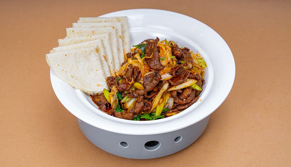 葱爆孜然羊肉配小饼